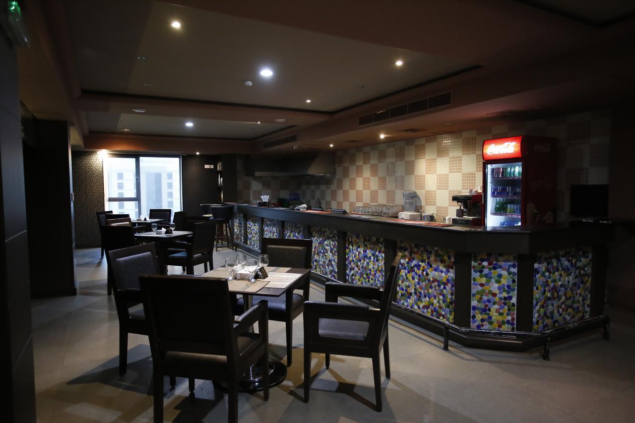 Crystal Palace Hotel Al-Manamah Bagian luar foto